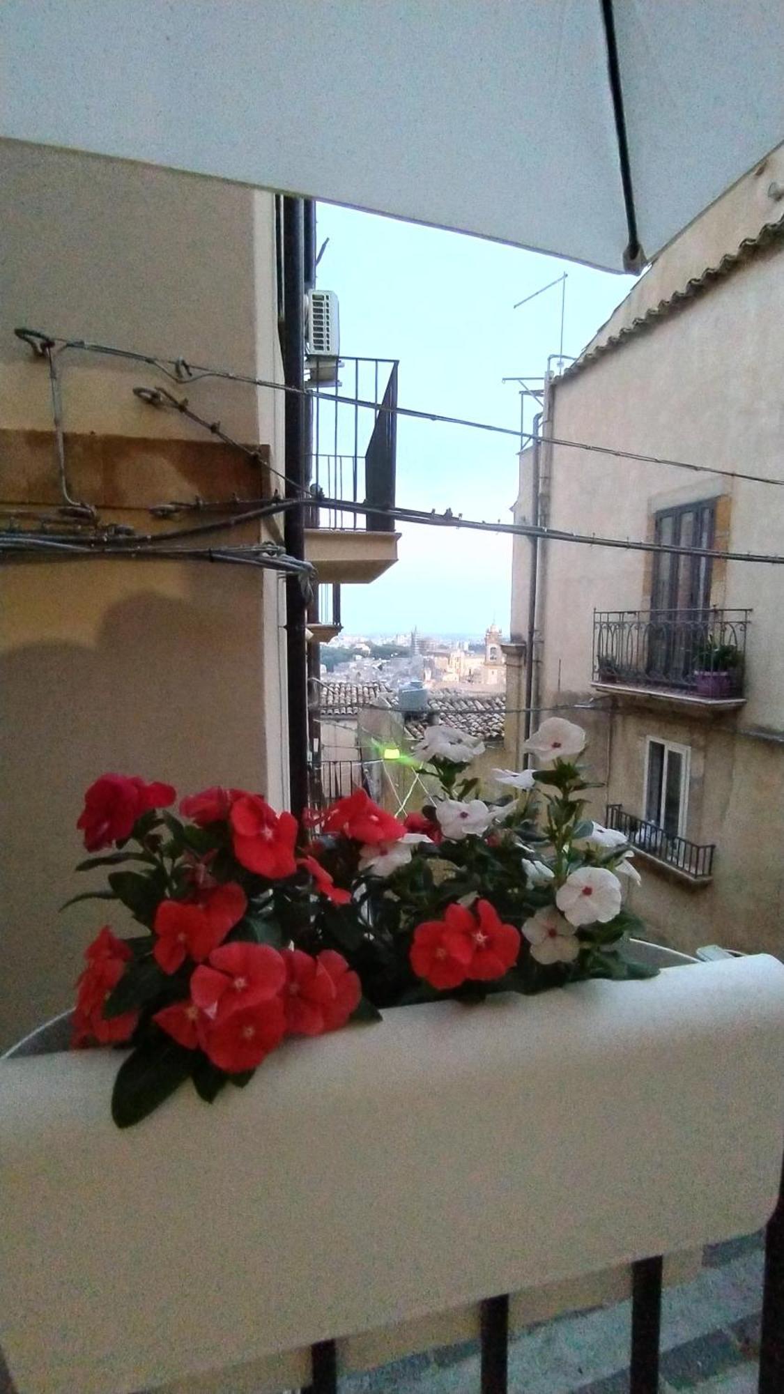 Guest House Alla Scala Caltagirone Exterior foto